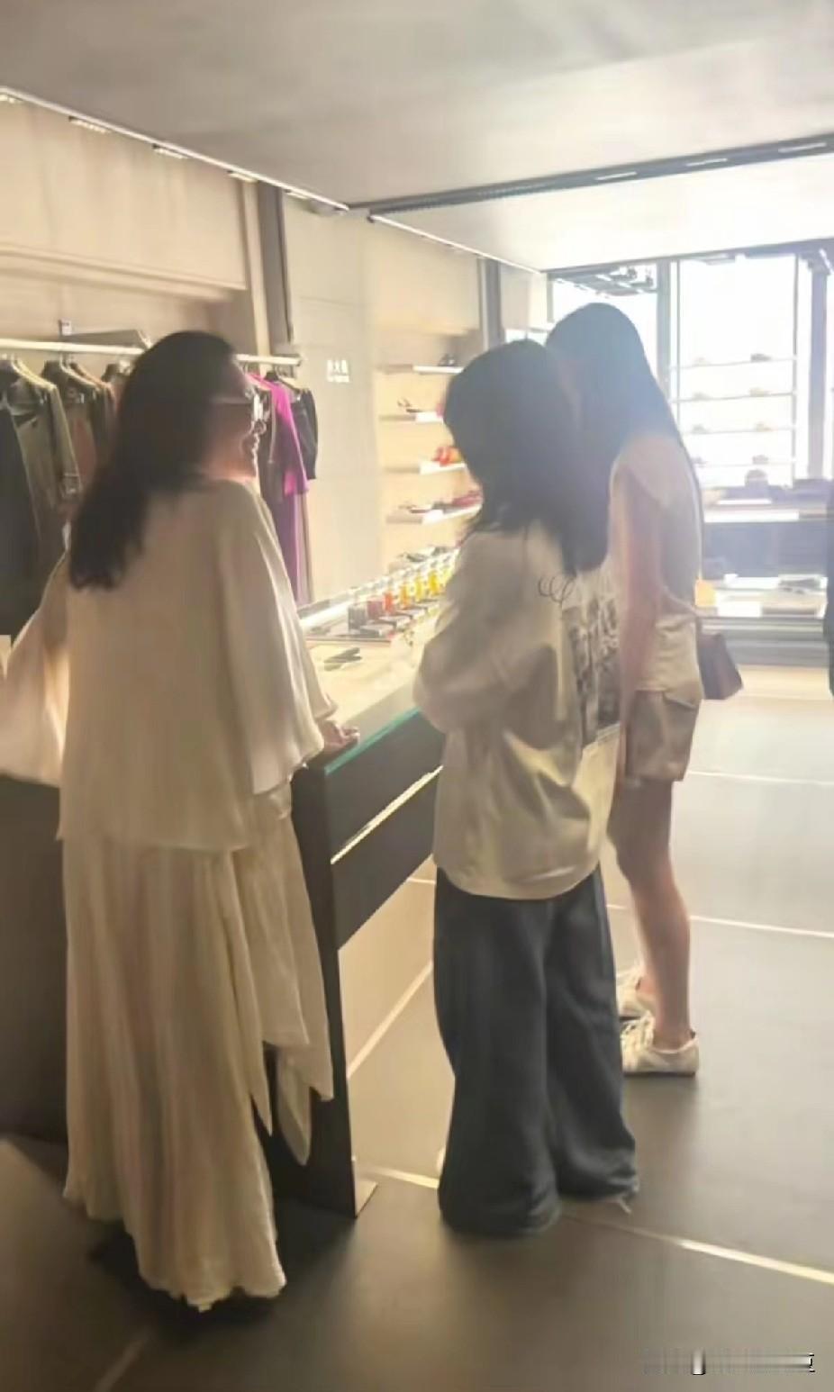 兰姐陪玥儿三里屯逛街，笑的可是真开心啊！玥儿放暑假回北京，兰姐带着孙女到三里屯买