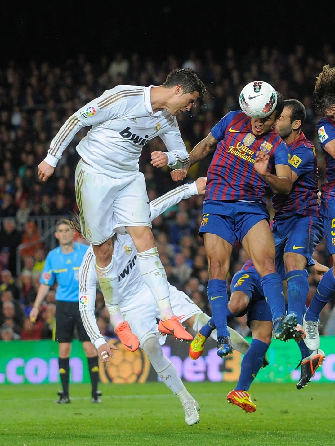 突然想起了当年的耐克T90 Seitiro足球。 