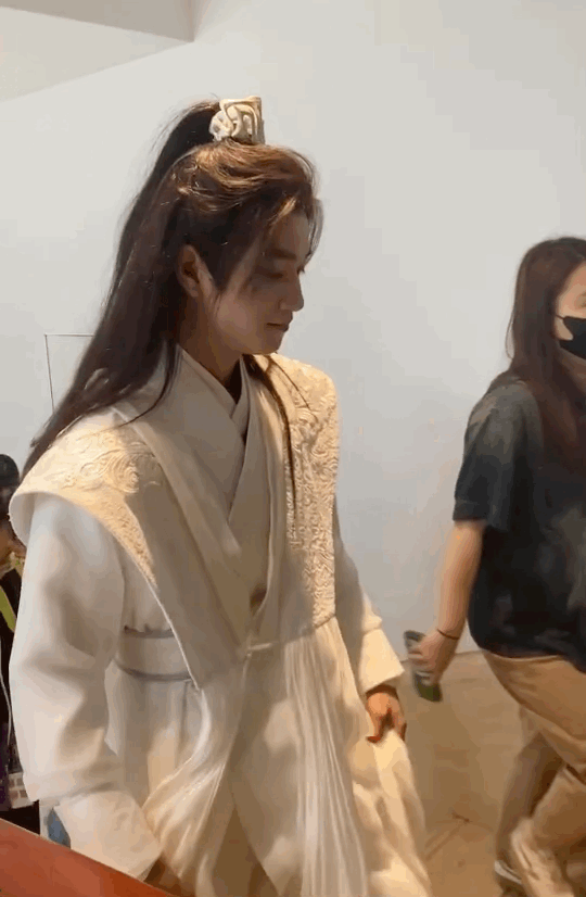 #敖子逸cos徐长卿# 又一次被敖子逸惊喜到了，cos徐长卿真的太带感了吧，特别