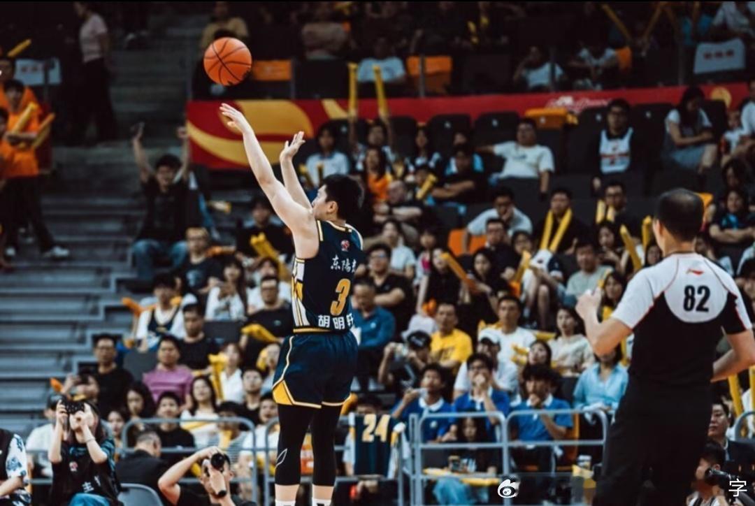 胡明轩这个赛季，可以说是饱受伤病的影响又是膝盖，又是脚部，多次因伤缺席比赛上赛季