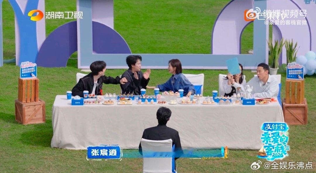 王鹤棣仆人式领导具象化了亲爱的客栈 这老板也太好相处了！被反向面试还耐心应对，仆