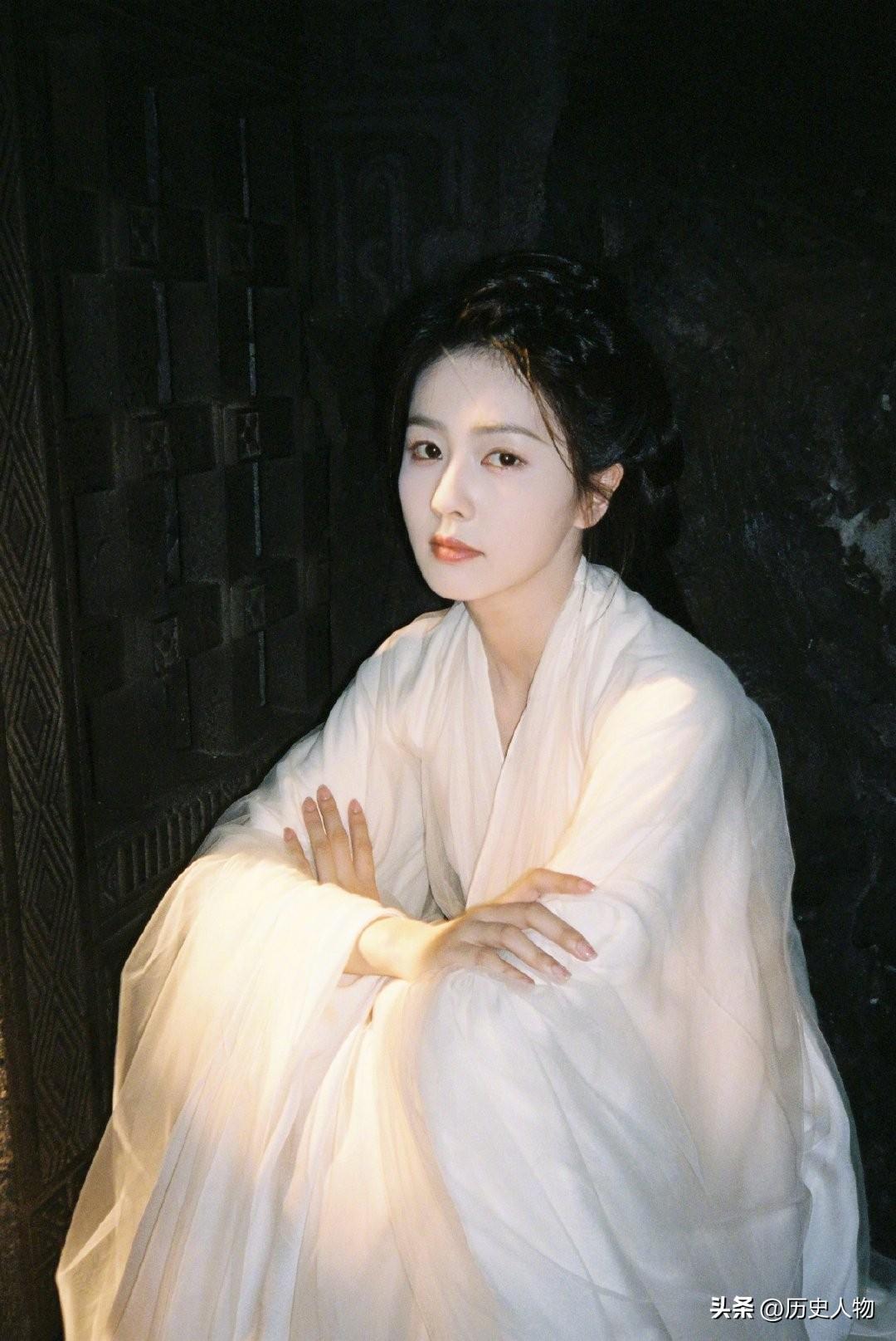 这姑娘穿着白袍，看着有点冷。