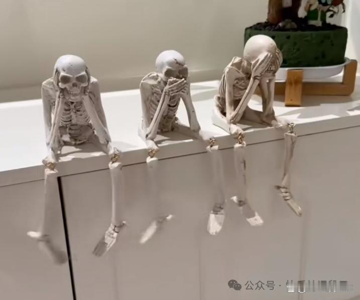 他们三的状态分别是：我不听，我不说，我不看 