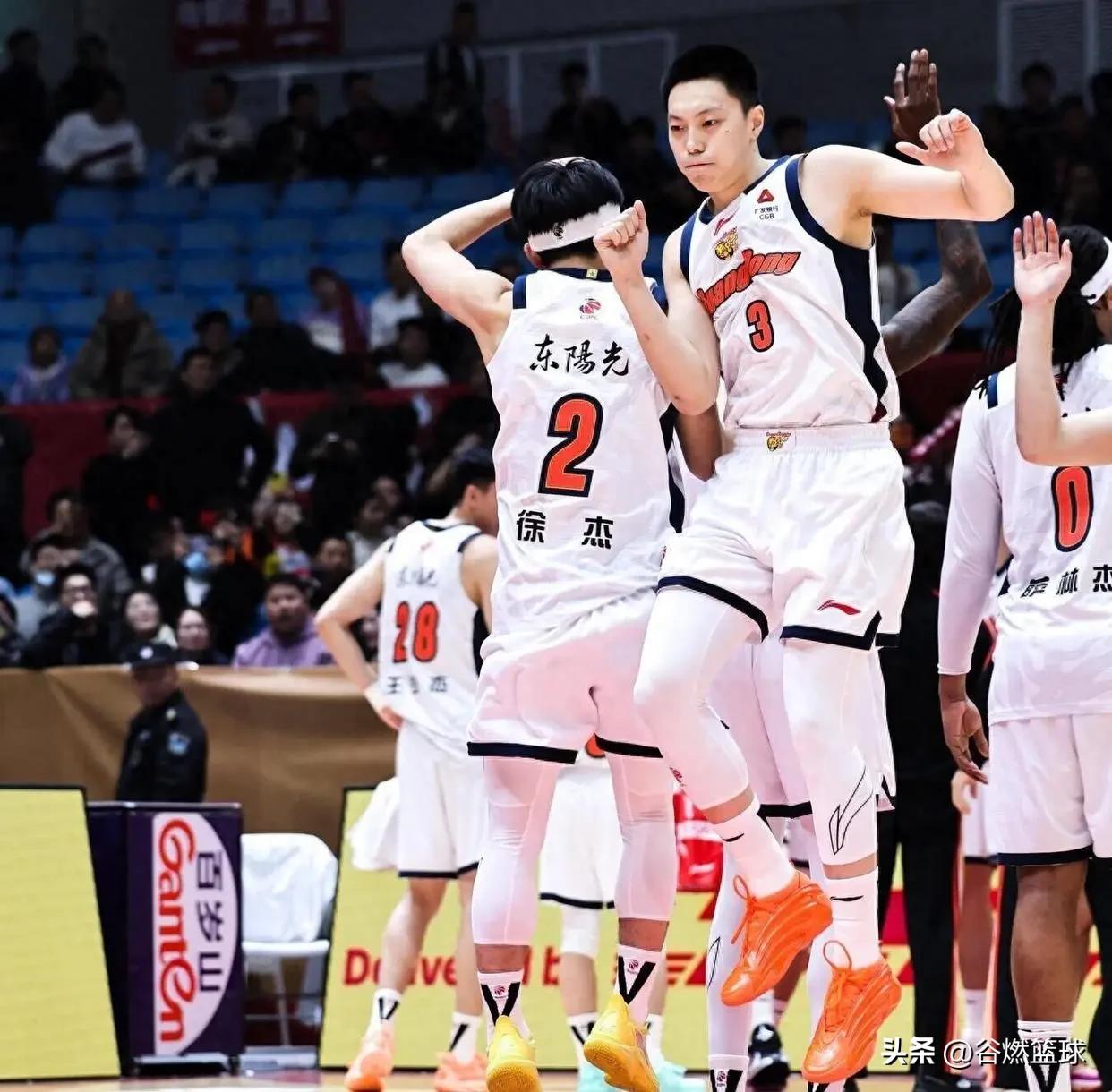 竟然不分高下？北京时间3月25日，目前排名积分榜第四位的广东男篮主场迎战本赛季未