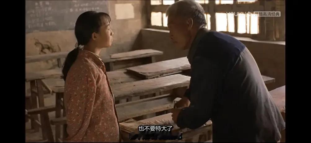 有个疑问很想提问这部电影的编导，在电影开头乡村教师高老师介绍有三个小学女生住老师