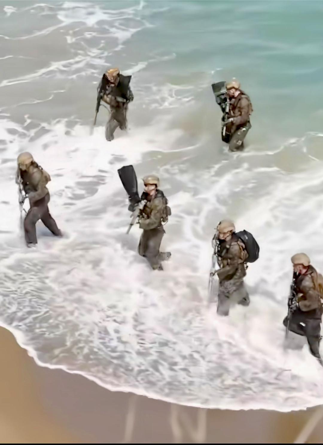 几个月前，掳走别国总统和夫人，跟玩似的，把川普显摆得不知天高地厚。
现在，要拯救