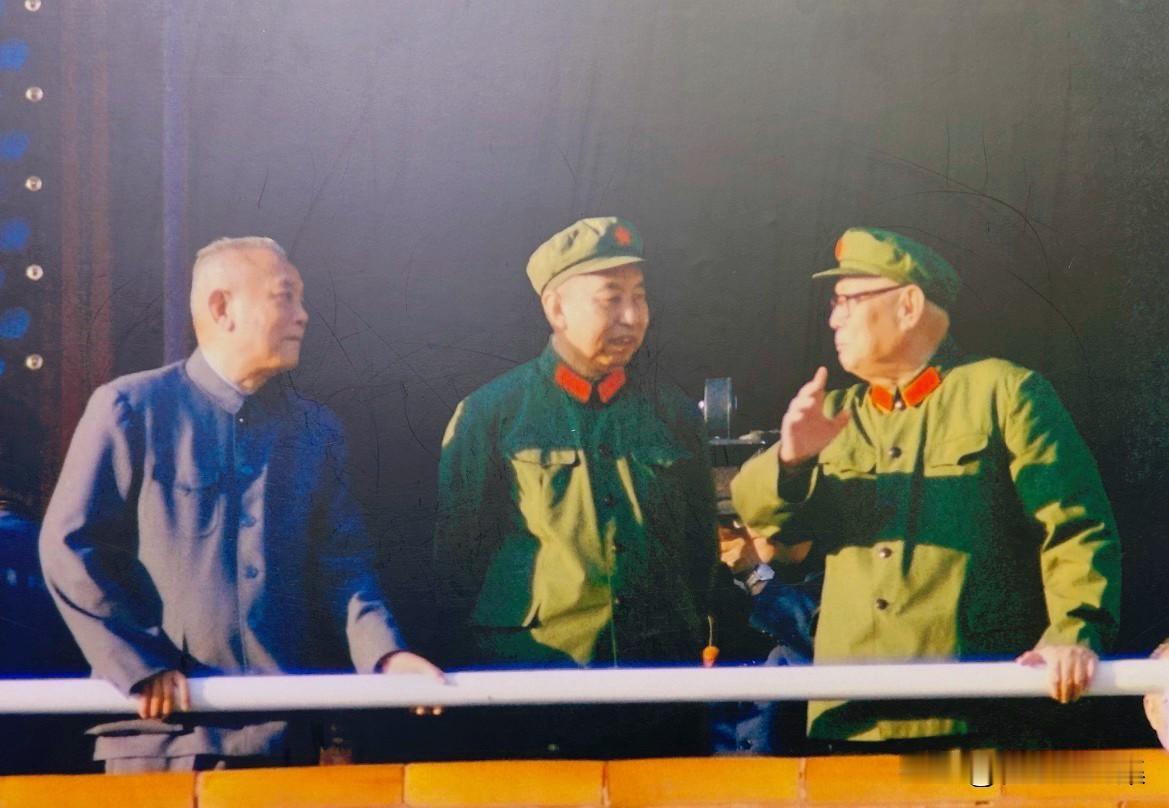 【开国功臣图片故事264】
1976年10月24日 在北京天安门广场举行的首都百