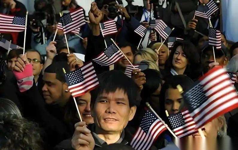 美国人一针见血：“如果中国真的那么好，为啥还有大批人移民到美国？”中国人移民美国