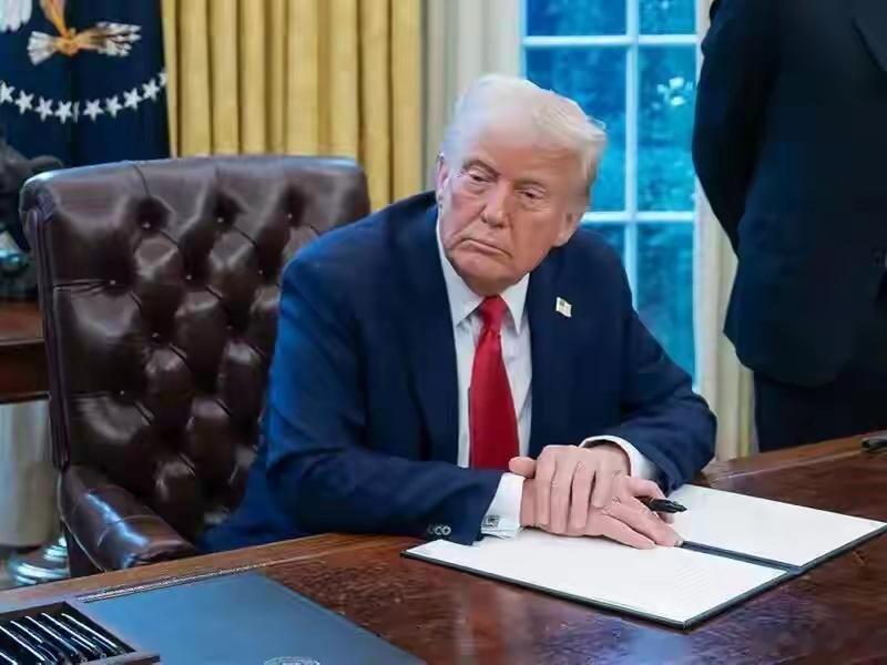 特朗普宣布国家紧急状态 三周内两次出此举措，这次直接拿古巴石油说事，还拿关税要挟