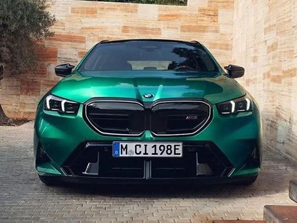 全新宝马M5旅行版官图泄露，该车采用家族最新的设计元素，性感的尾部以及四出排气都