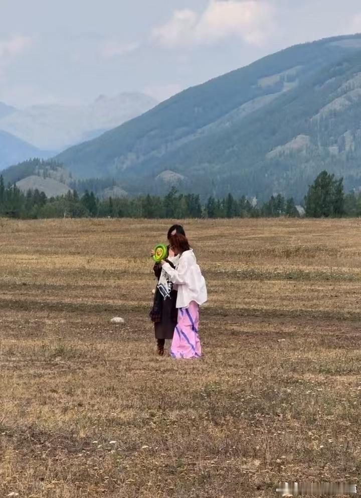 倪妮高叶一起放风筝倪妮高叶玩风筝上头了向野的我们奔赴旷野，迎风放风筝，姐姐们玩得