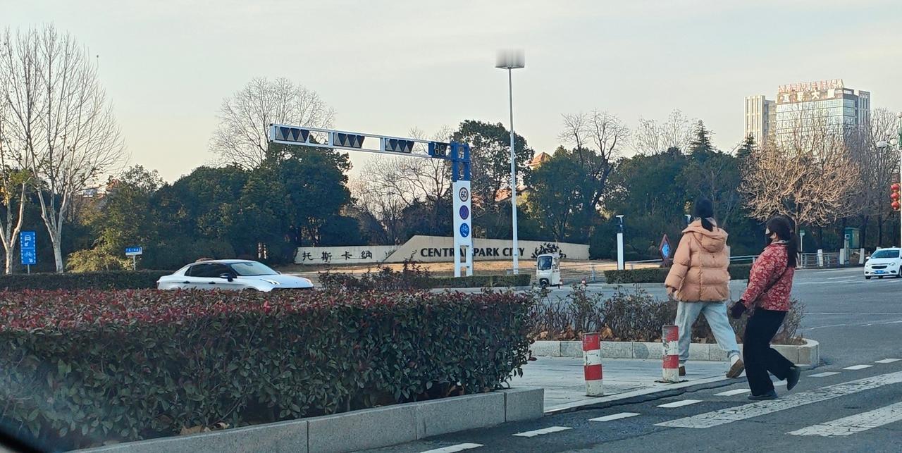 冬日生活打卡季路过朋友家，拍照打个卡，突然想起前方有摄像头，3分200块，能买多