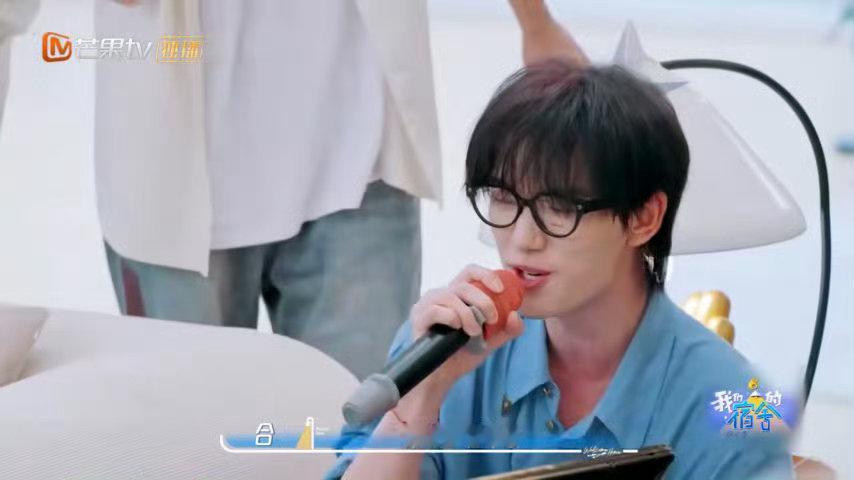 娜扎听丁程鑫唱歌的表情小丁在宿舍里唱了去北极忘记你 娜扎在后面静静聆听 好治愈的