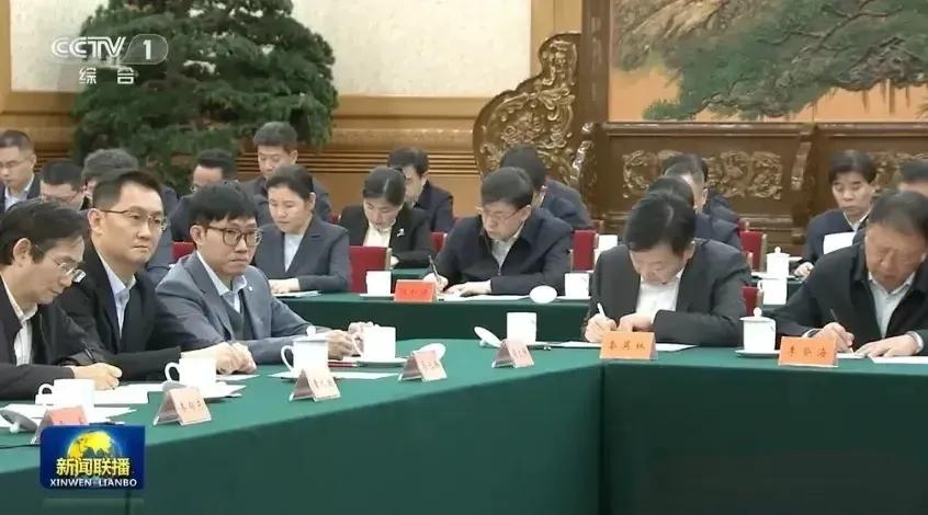 全国民企大会上，马云和马化腾对称的坐在一排到二的位置，


马云的右手边是宁德时