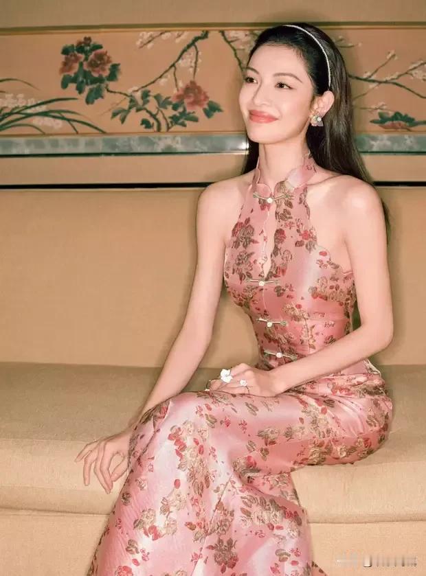 香肩一露，妩媚倾城。



9月24日，演员钟楚曦在社交媒体上放出了一段令人瞩目