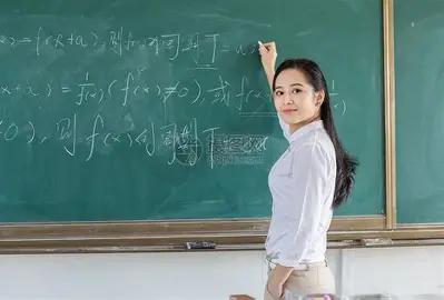 2026年教师考编迎来颠覆性利好调整，困扰无数考生多年的报考硬门槛全面松动。
 