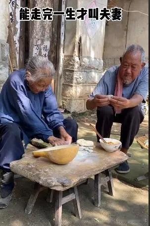 太感人了！”一98岁的老爷爷感觉自己命不久矣，因为担心自己去世后无人给老伴劈柴，