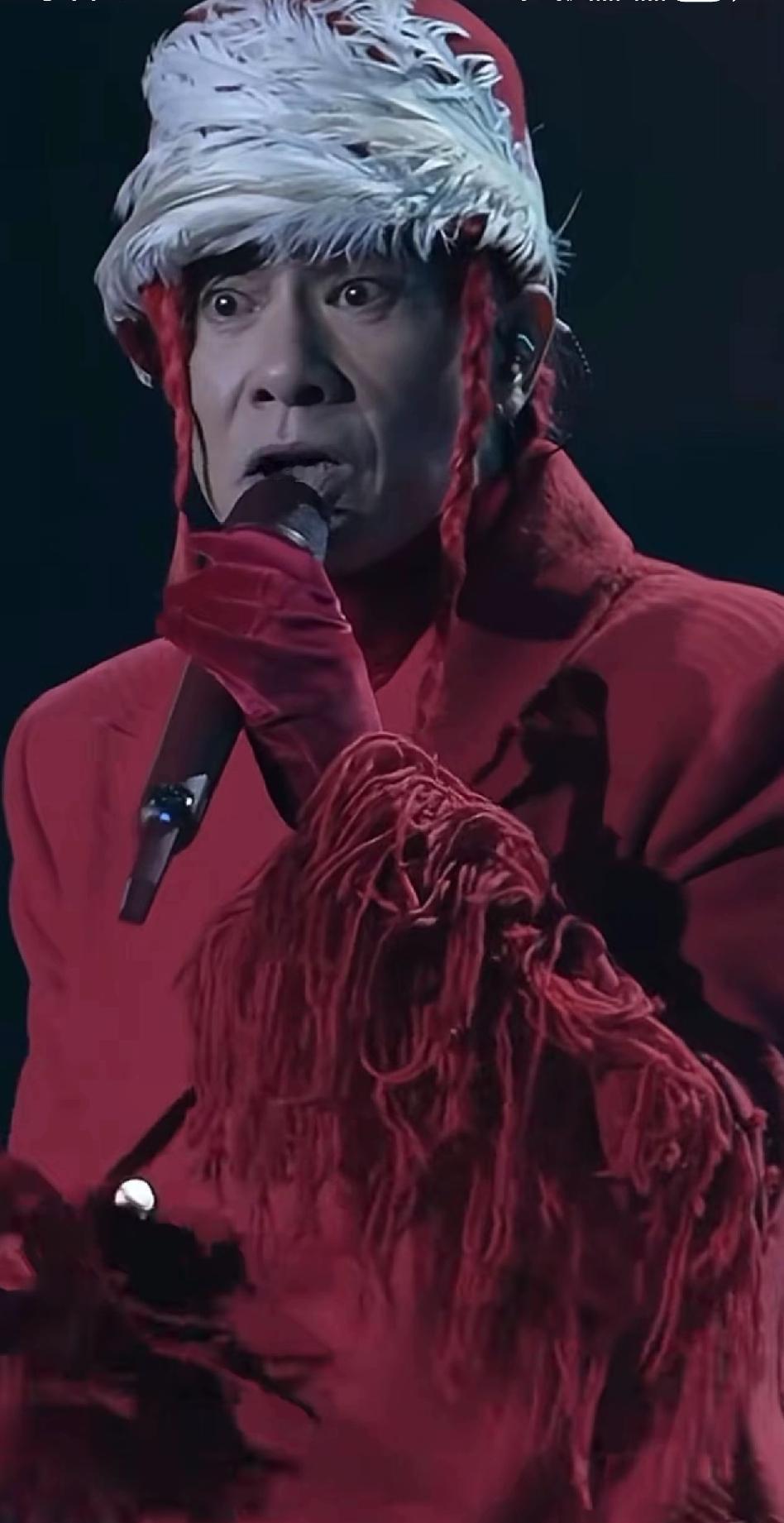 春哥，看了很久才认出来，这打扮怪花的，
也长老了很多，曾经那个酷酷的拽模样，都消