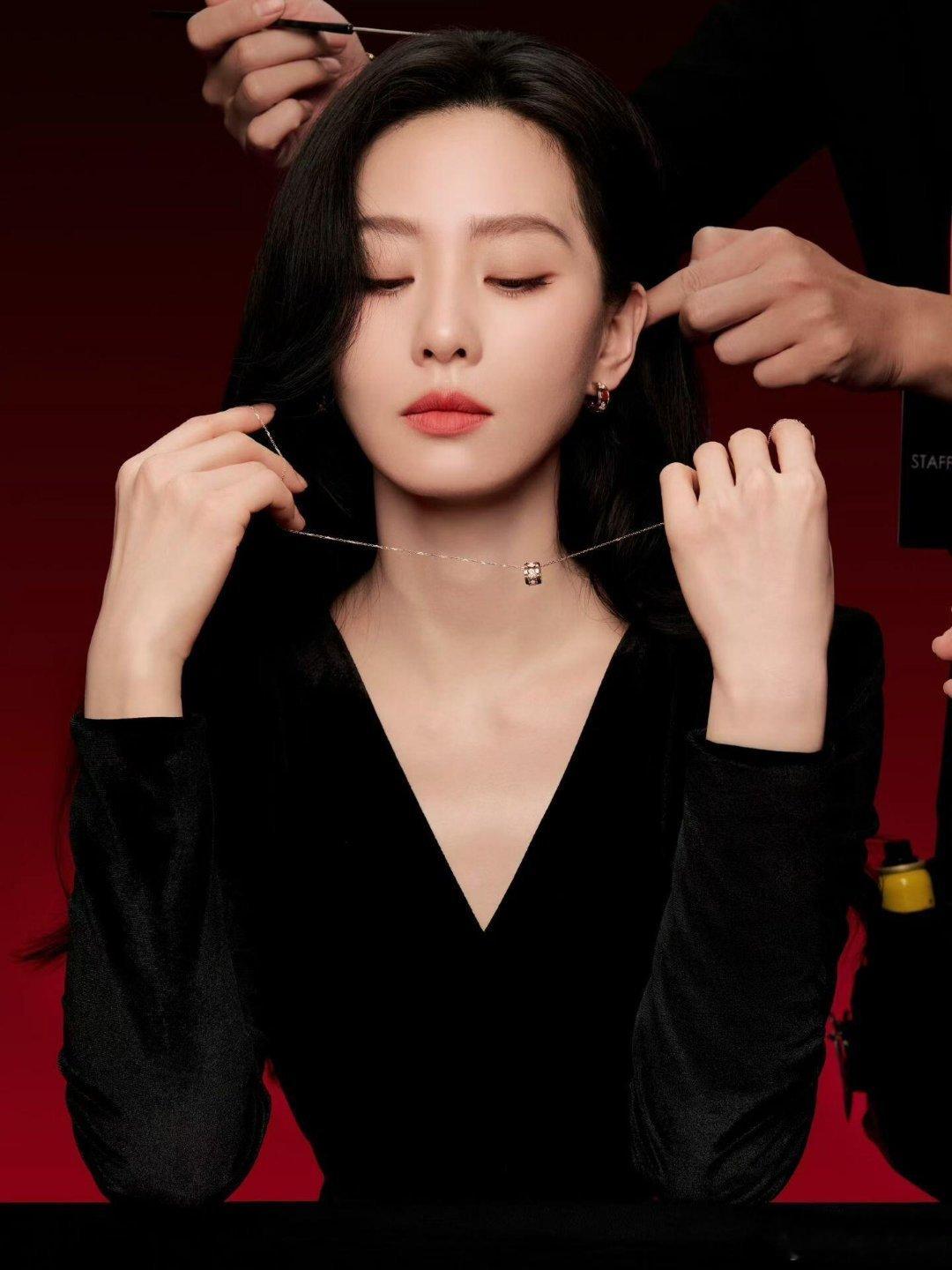 Qeelin麒麟全球品牌代言人刘诗诗珠宝藏于颈间和美人相得益彰，低调的同时彰显气