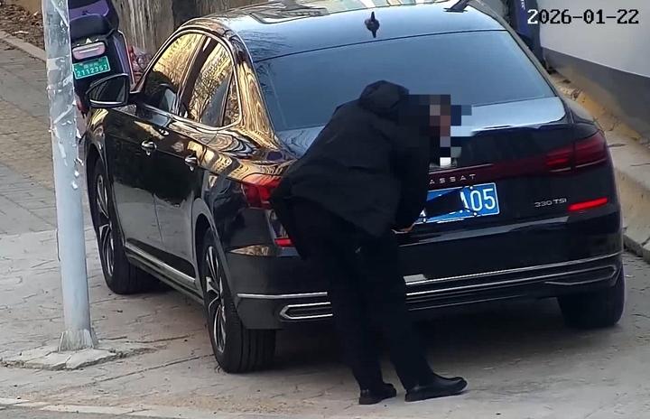 给车牌戴口罩？济南一男子被查！1月22日14时20分，济南市公安局交通管理支队槐