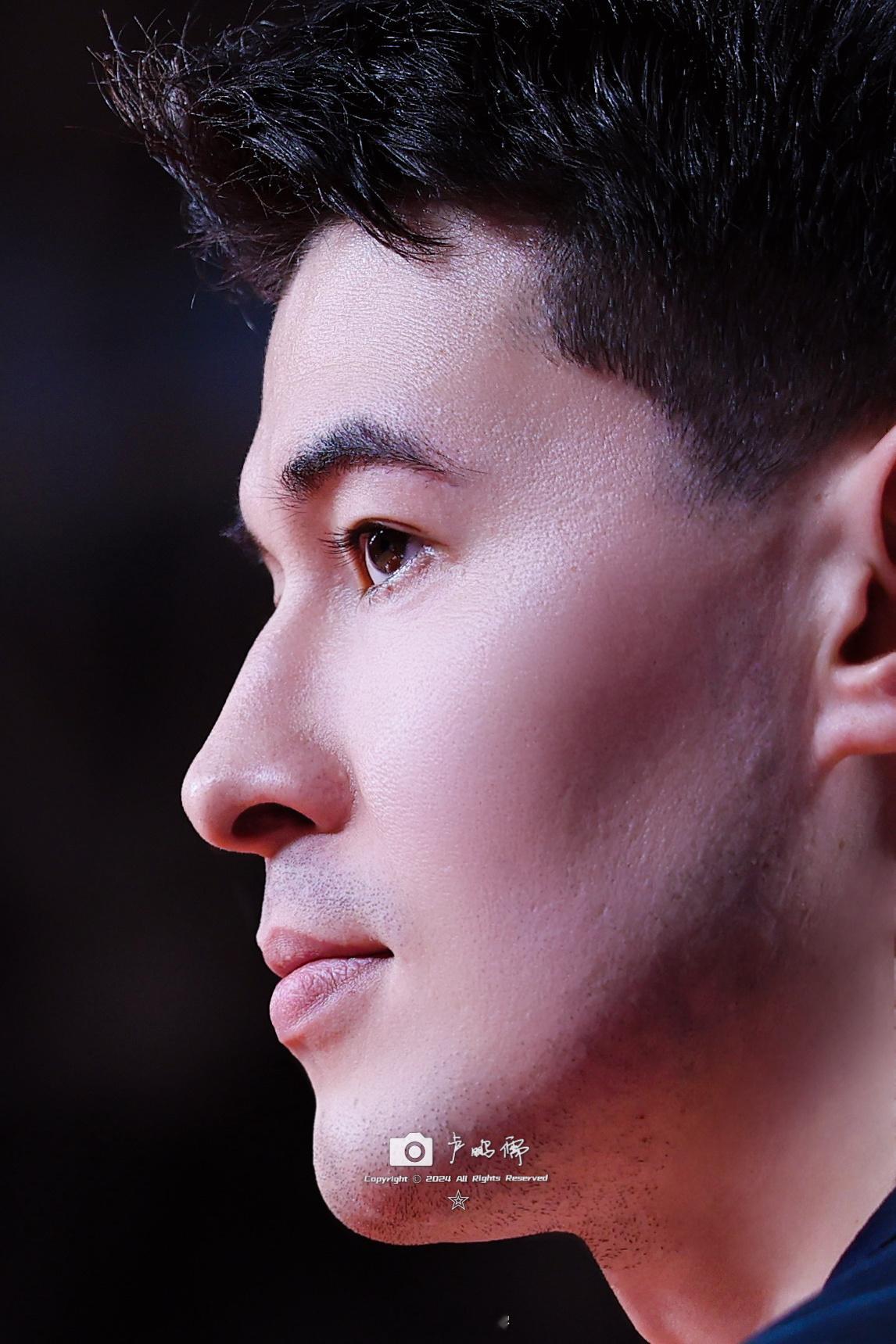 再来一波阿不都沙拉木的西装侧颜杀我看看能不能唤醒你们[doge]#有篮无界心潮无