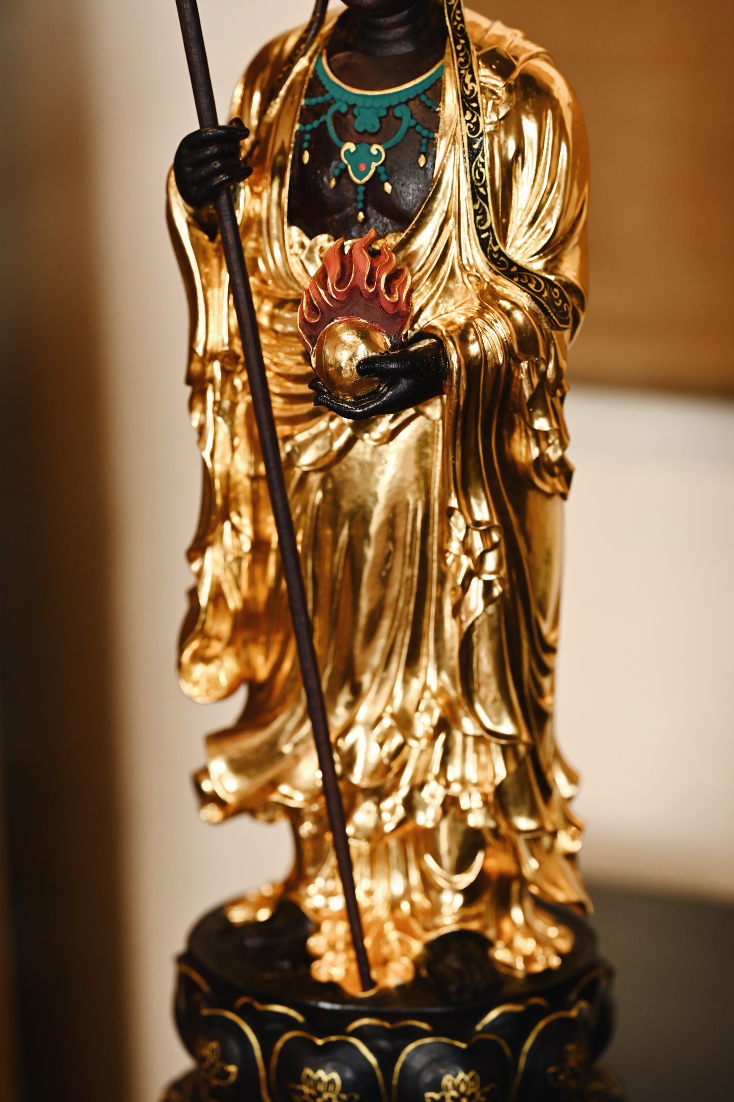 小叶紫檀x鎏金 | 地藏王整料雕刻，以木为胎，髹金敷彩，宝相庄严。菩萨头戴五佛冠