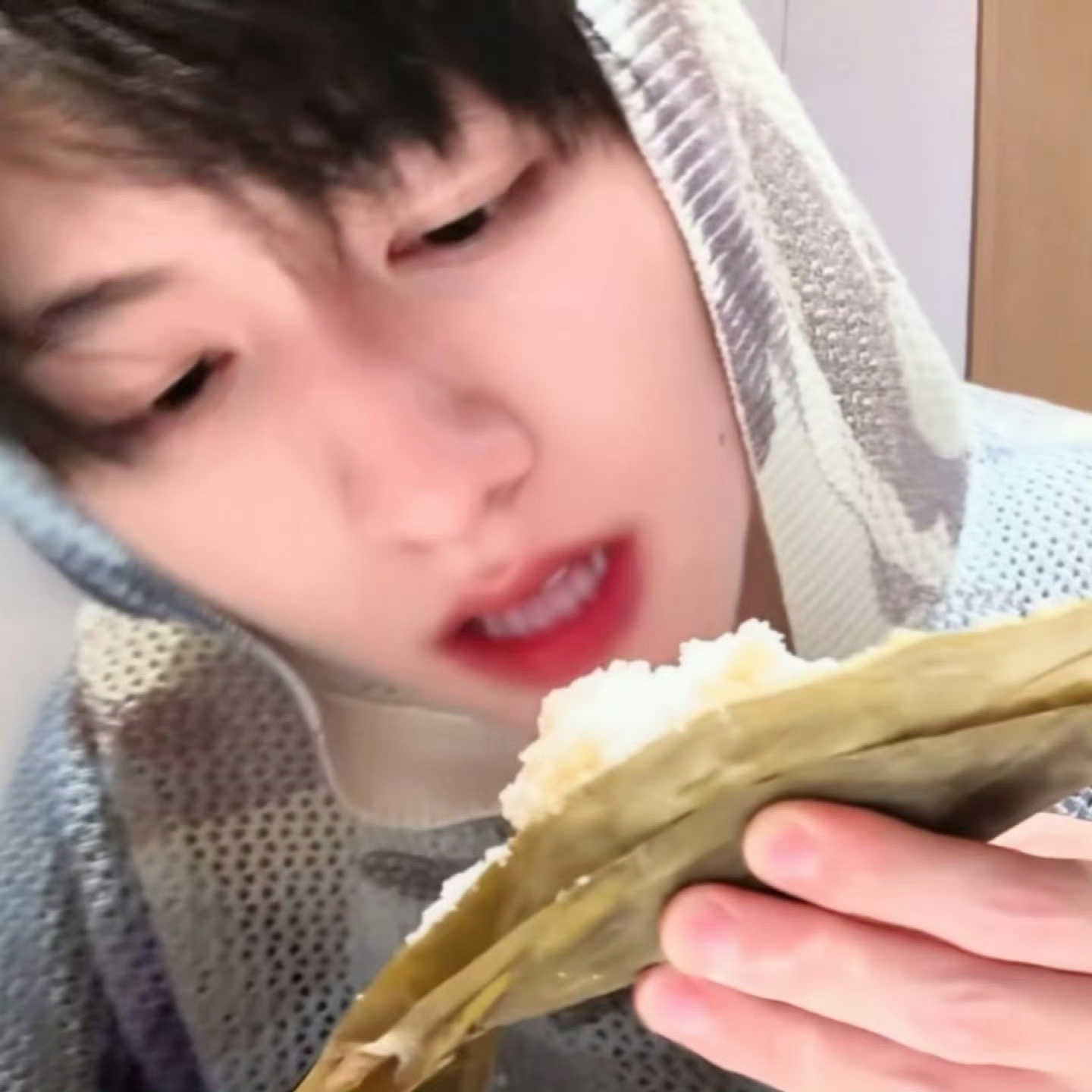 朱志鑫吃粽子配致死量白糖朱志鑫吃粽子放了一大勺白糖 萌晕了！！！ 