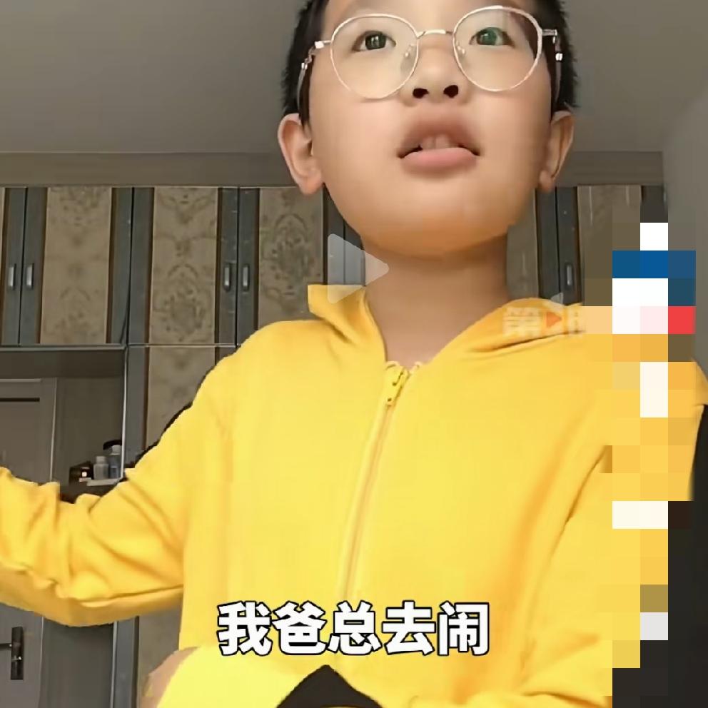 钟美美的妈妈和爸爸简直天差地别。
钟美美说他爸爸嘲笑他的视频恶心，
说钟美美能火