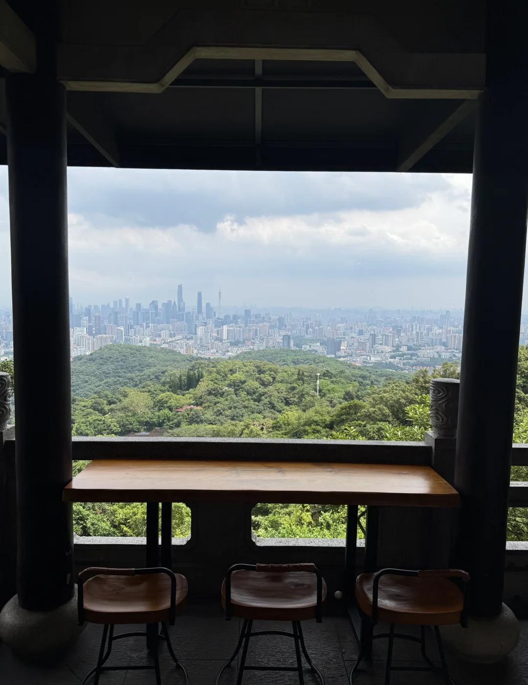 原来广州还有这种神仙地方。。。。
进山吃饭
视野一绝 满窗山色用餐
避世且充满生
