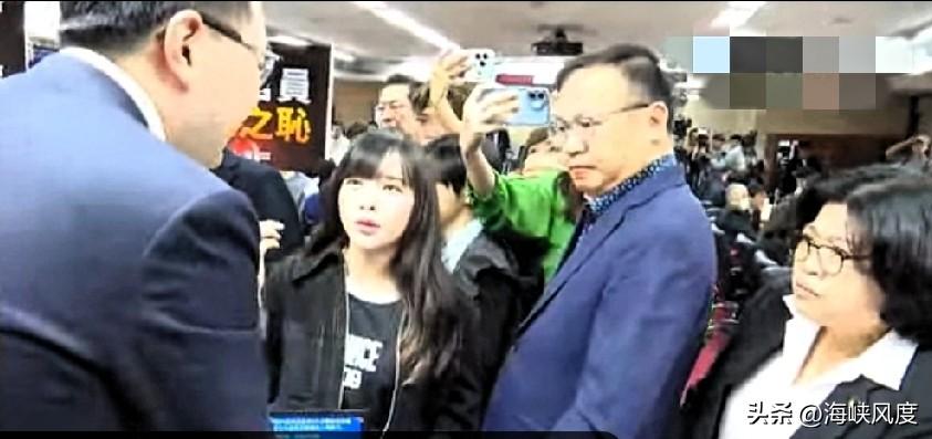 民众党今天改变战术，由含李贞秀在内的三位委员联合质询，召委廖先翔请三位委员上台，