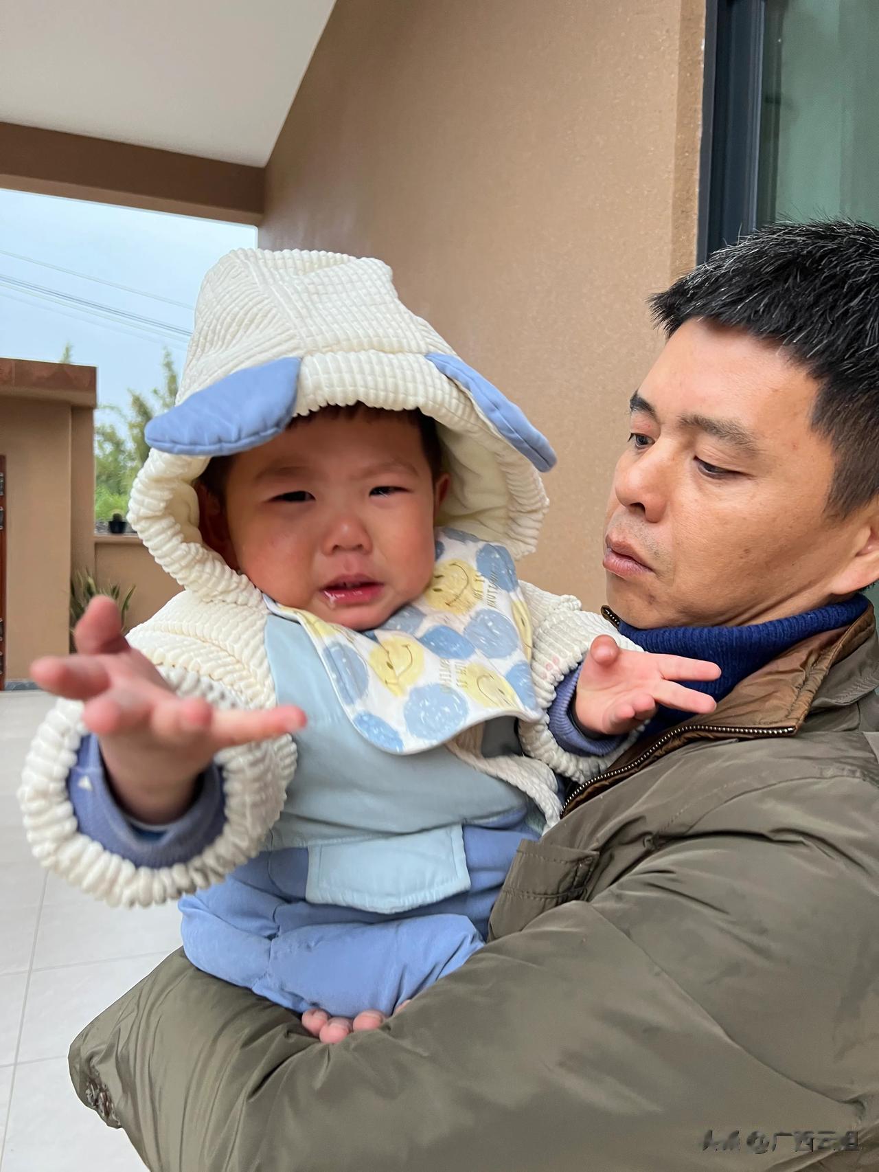 今天原想带宝儿去动物园逛逛的，计划是上午10点背他睡觉，吃完午饭就出发。结果漂亮