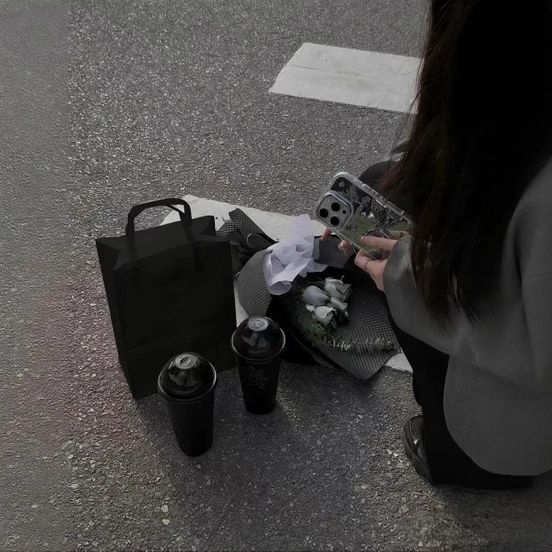 只有凶手和恋人才会回到案发现场，一个灭迹，一个诛心。 ​​​