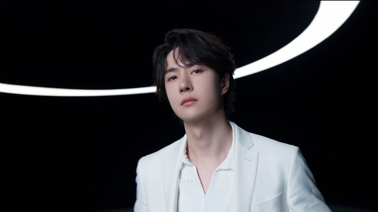王一博控温也控场 自信的底气，是掌控每一个当下！王一博在舞台上气场全开，手中的新