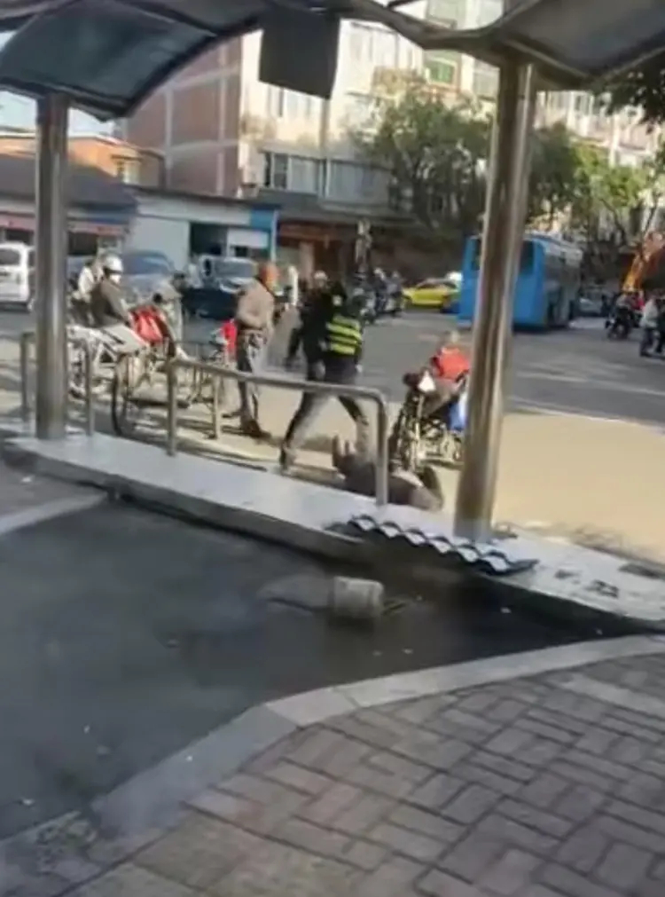 【老人疑被城管队员推倒后离世】警方回应老人被城管队员推倒后离世 近日，有网友反映