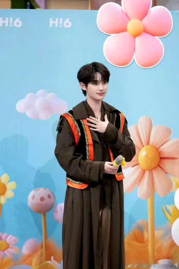  丁程鑫cha了李羲承进行曲丁程鑫棕色风衣 必须夸夸丁程鑫，在节目里穿着棕色风衣