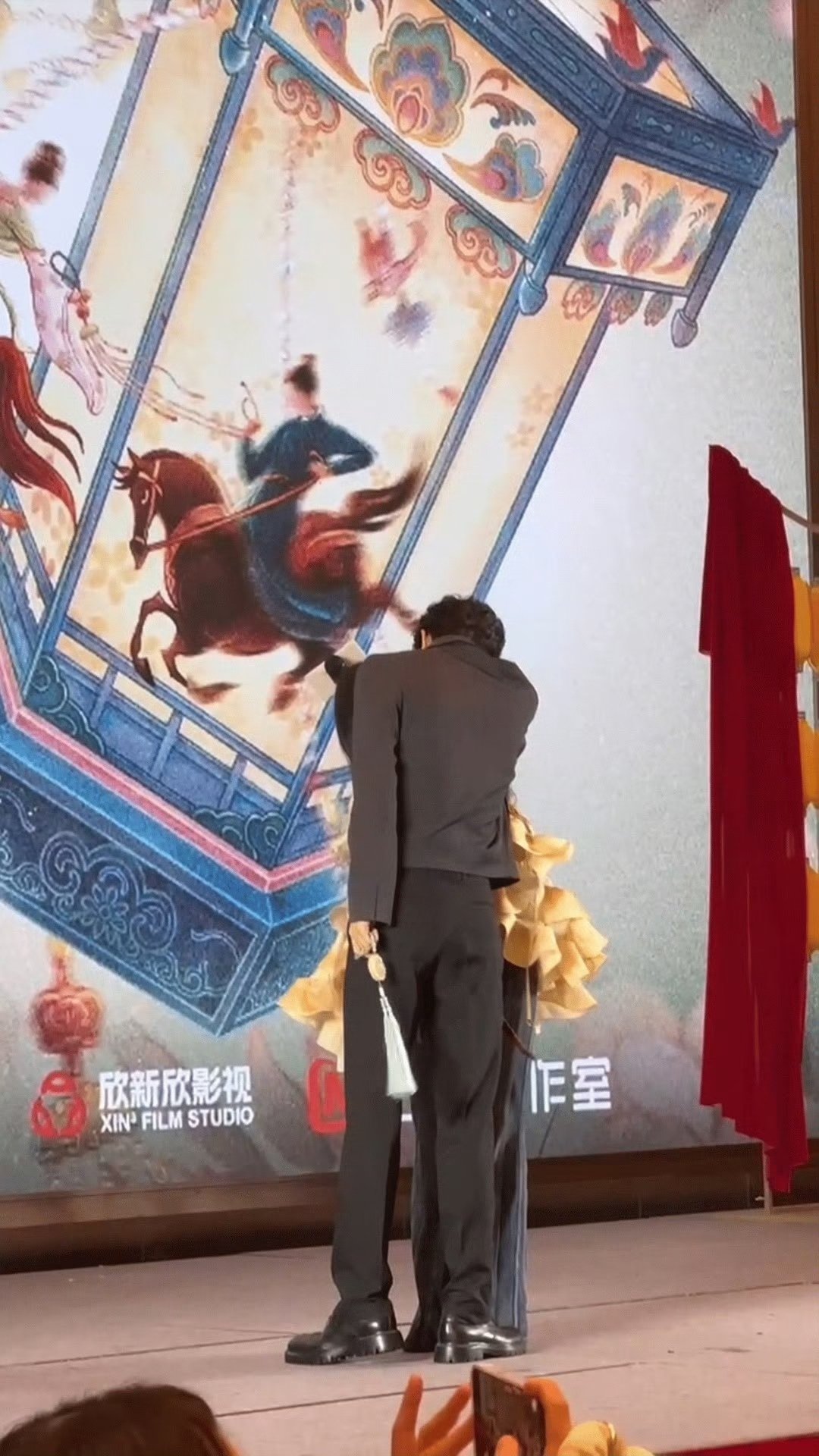 宋威龙包上恩还原吻戏名场面 家人们快逃！宋威龙包上恩的吻戏路透杀伤力太强，冷面战