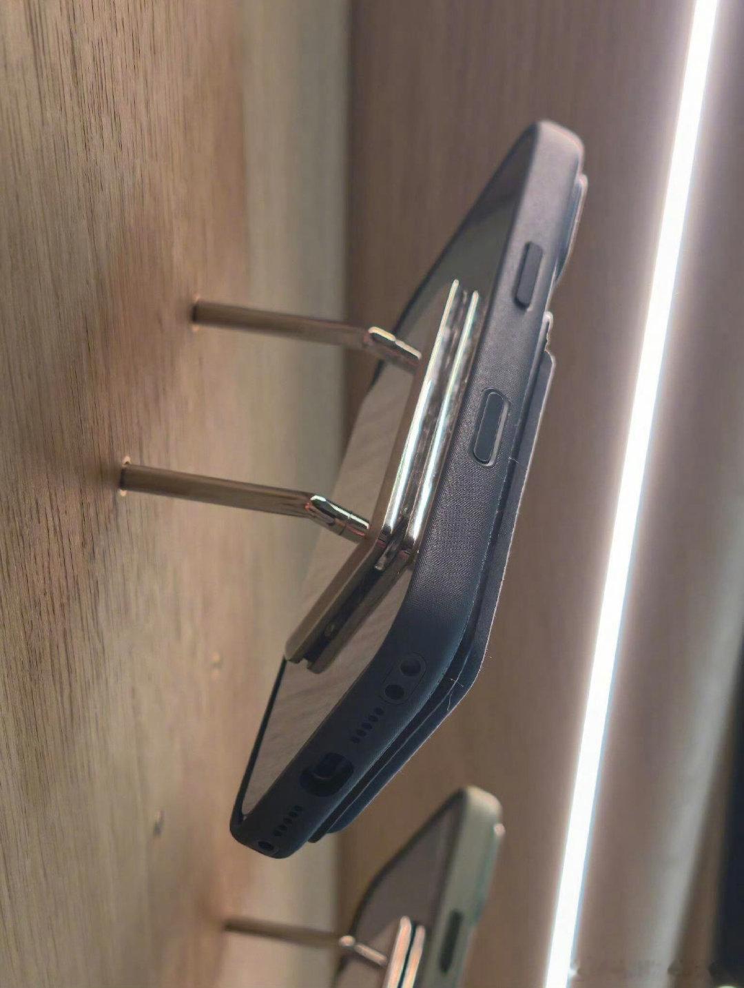 原来Apple Store里展示iPhone手机壳的支架，本身就是一台真正的iP