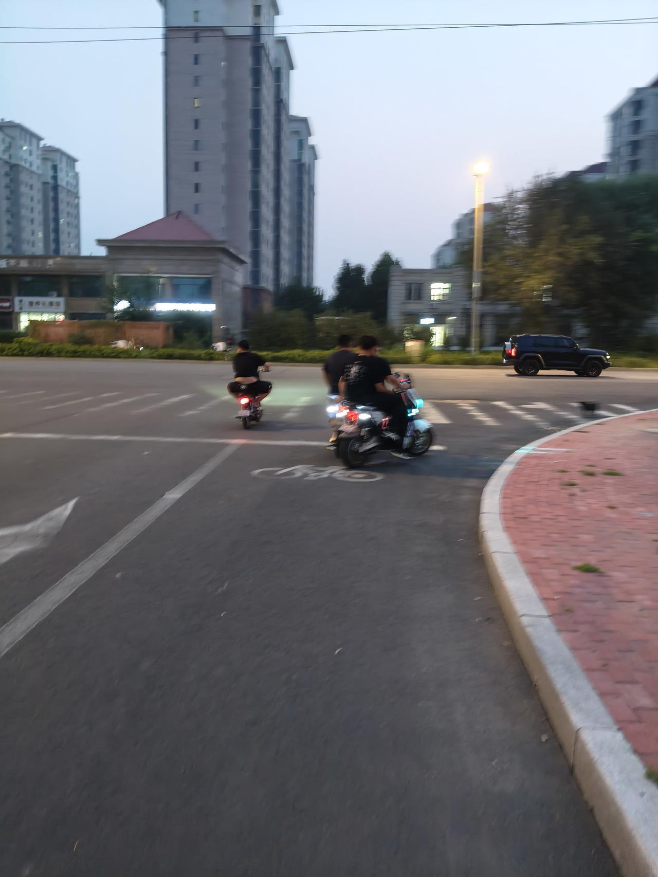 这些小青年们为什么这么喜欢这种电动车🛵呢？这种电动车造型特别炫酷，还带有低音炮