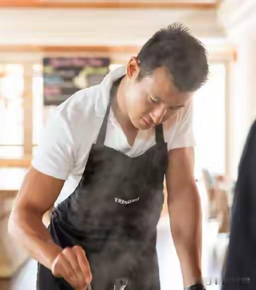 朱珠真的不馋霍建华，朱珠金屋藏美男子。
朱珠的老公虽然不是圈里人，但是颜值绝对够