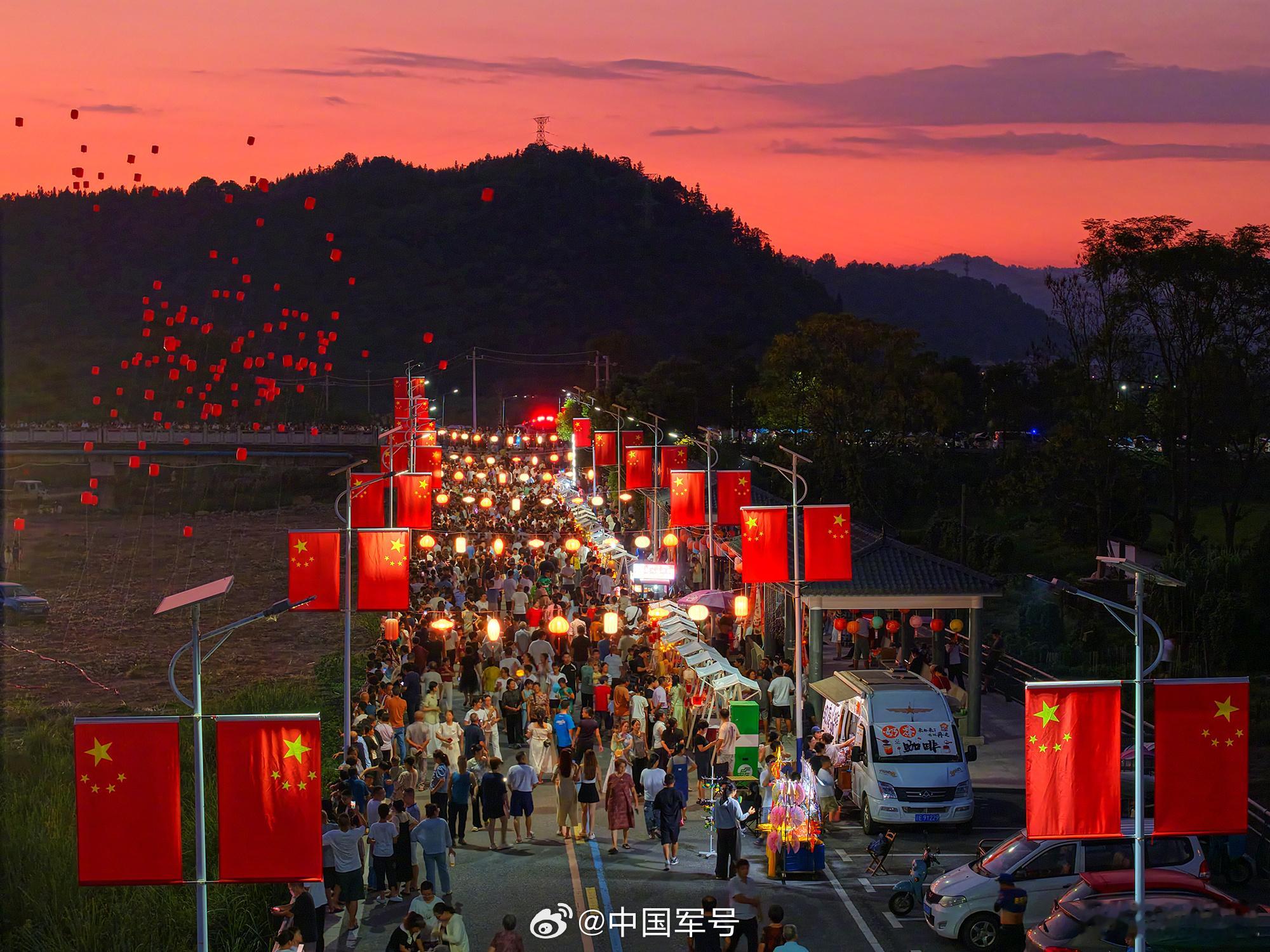军号小夜灯国庆中秋假期，镜头里满是中国的热闹与生机！每一个画面，都是家国同庆时最