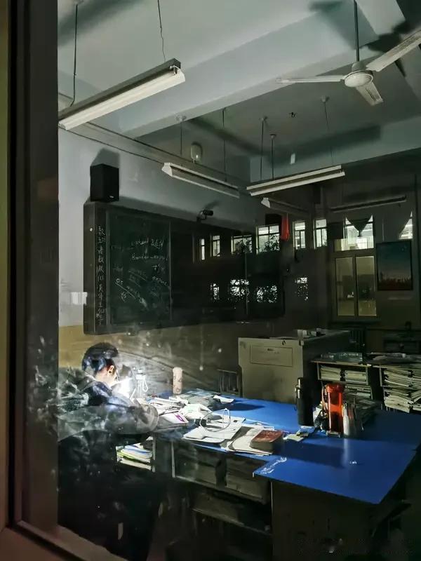 教育反思录（945）
最了解教育的人
是一线教师
而非学校领导
也不是教育专家