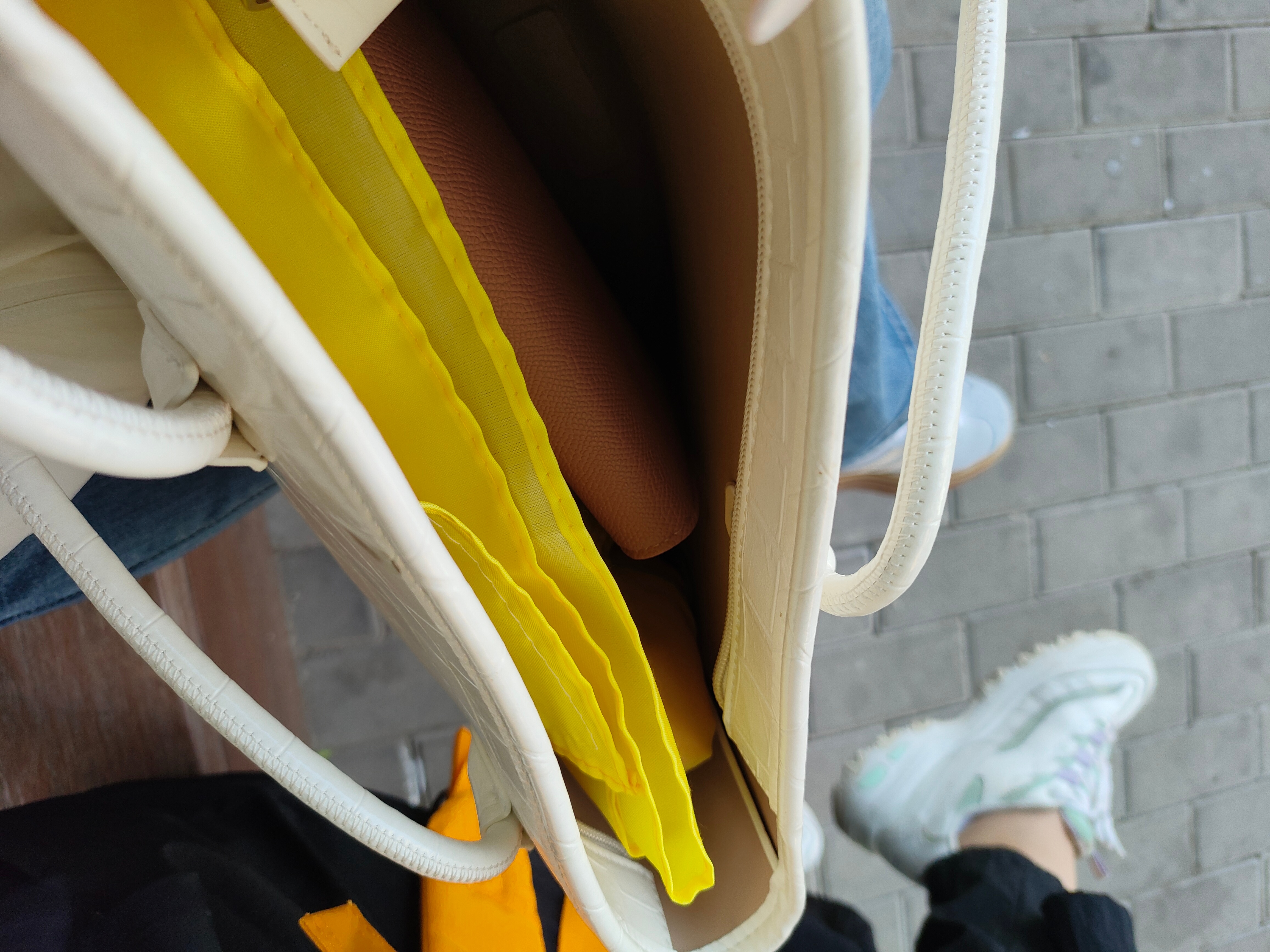 摩登兄弟 今日大事宁咪的灯牌😎 