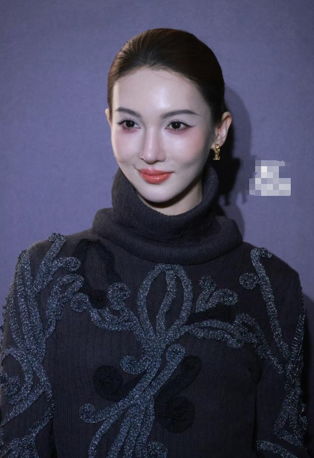 金晨把前几天的变化归结为自己化妆失败
其实不管她承不承认，都改变不了大家认为她d