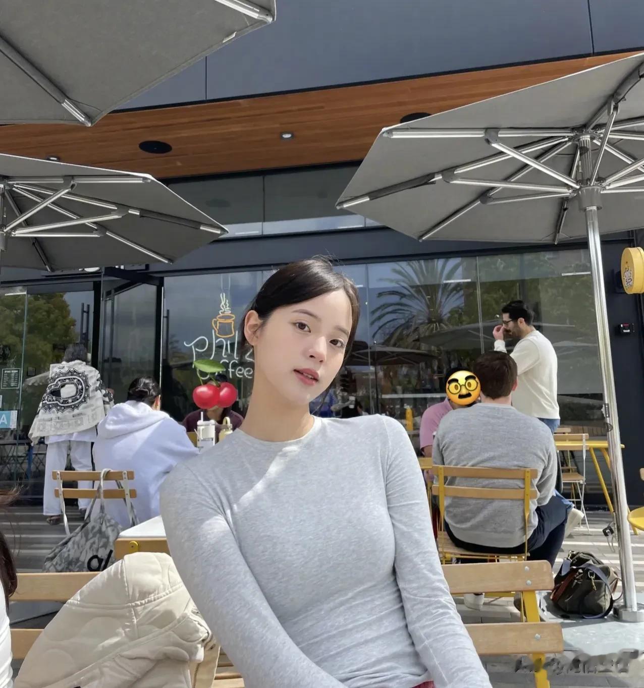 欧阳娜娜真是长大了，现在出落得亭亭玉立，谁说女孩子一定要瘦一定苗条的，欧阳娜娜这