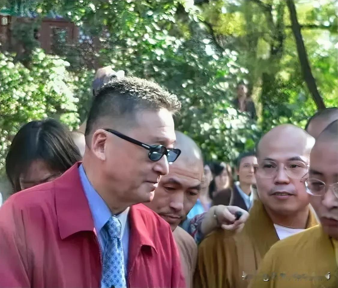 2005年，李敖在北京游览法源寺！虽然李敖曾出版过一本小说《北京法源寺》，但李敖