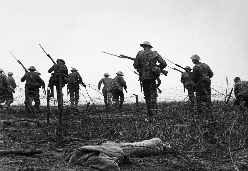 飞扬军事 110年前的今天，1916年7月1日，英法联军在索姆河区域向德军发动进