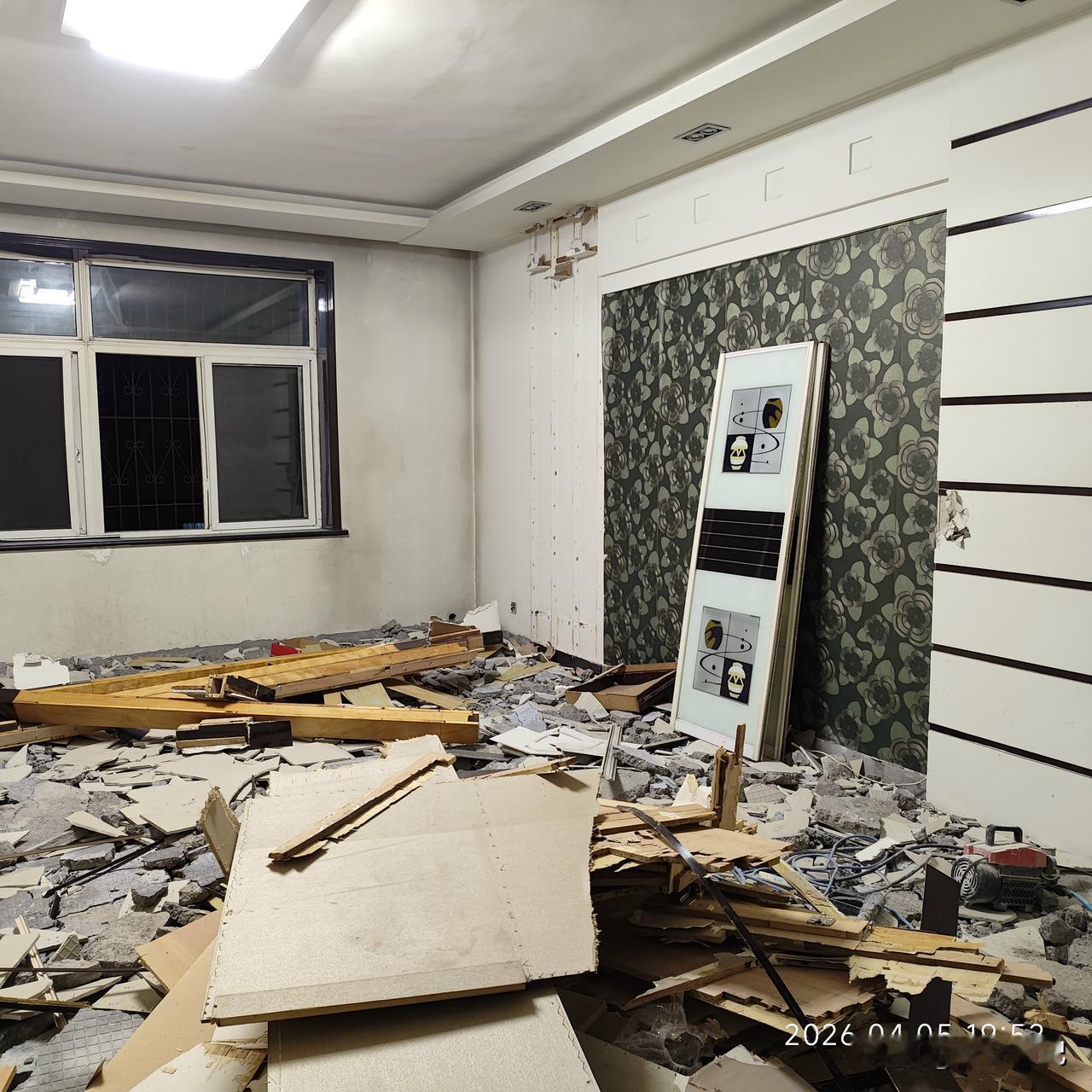 今天是集，快下班时候就想着，下班集上给老人买点吃的，顺便看看老人。争分夺秒的把工