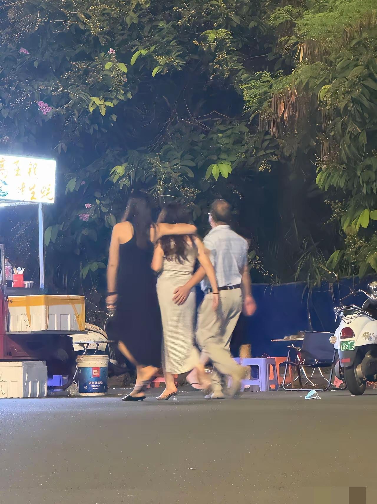 谁能猜出这三个人之间的关系？在夜晚的大街上，有两个妙龄女子和一个中年油腻大叔走在