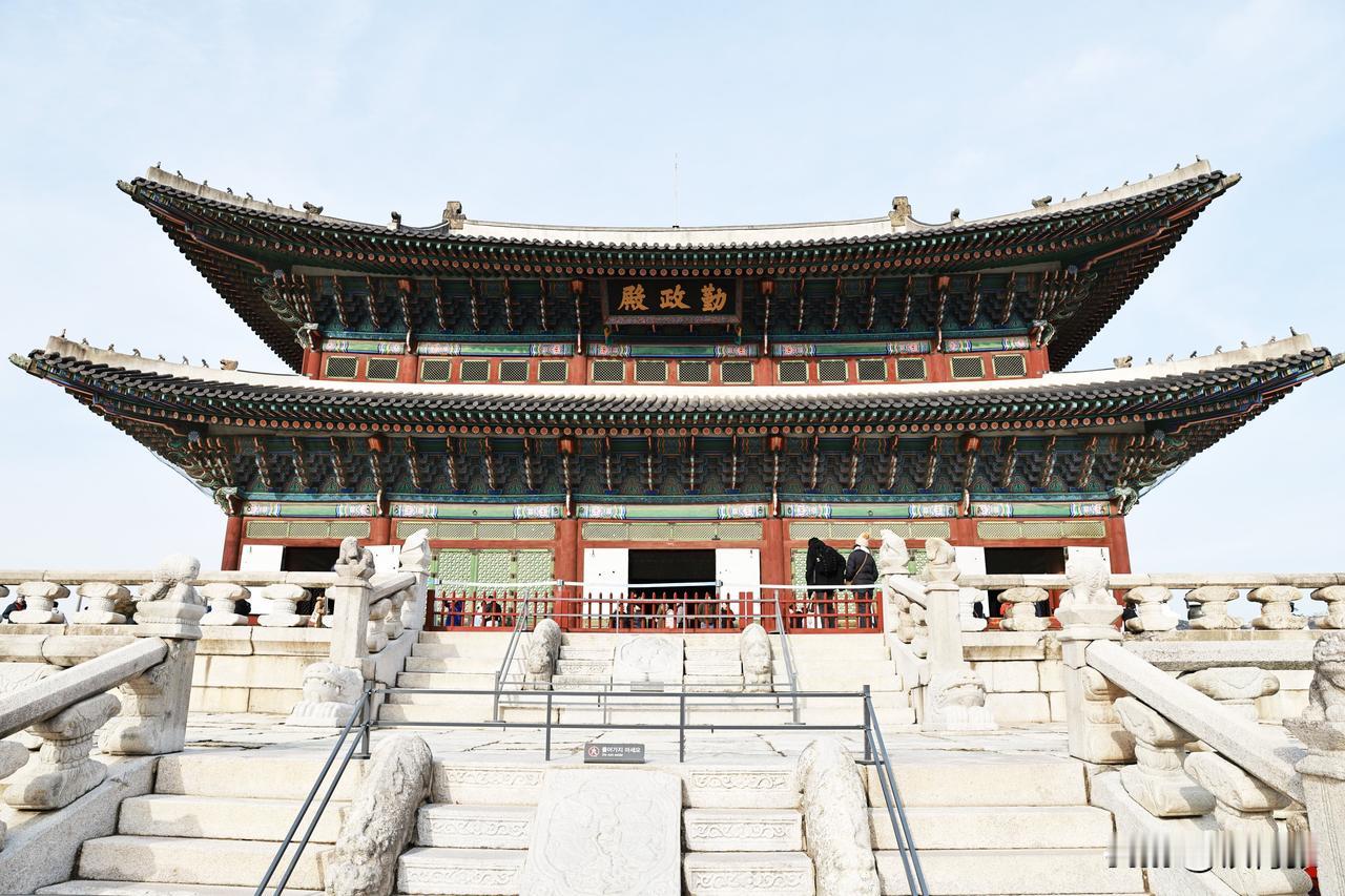 韩国故宫——景福宫‌
景福宫，始建于1395年，是朝鲜王朝（1392-1910年