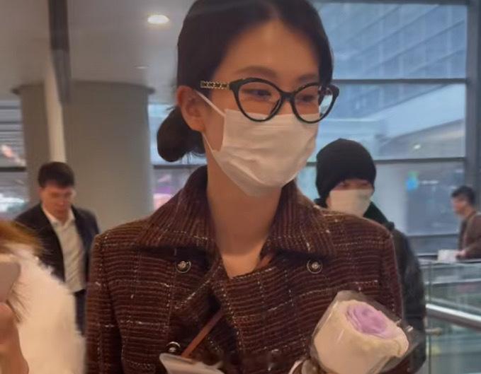 乔欣被曝结婚后首现身 看到乔欣在机场和粉丝边走边热聊了，这也是乔欣被曝结婚后首次